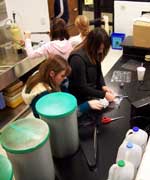 photo students in the lab
