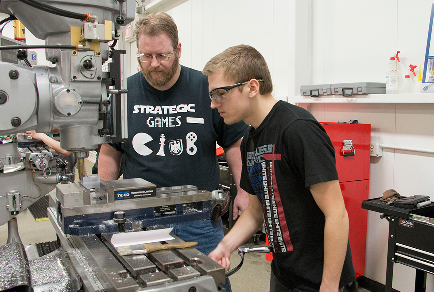 manufacturing-student-in-lab-with-instructor